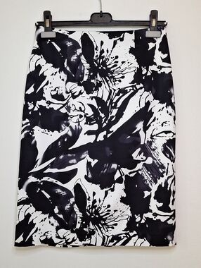 Melanie Lyne | Monochrome Floral Pencil Skirt - Black & White | Size 2